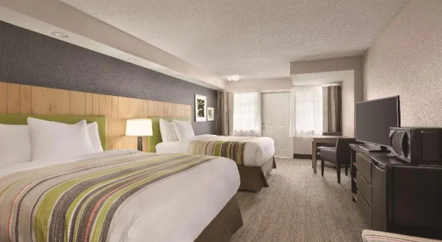 Четырёхместный номер Standard с балконом Country Inn & Suites by Radisson, Pigeon Forge South, TN
