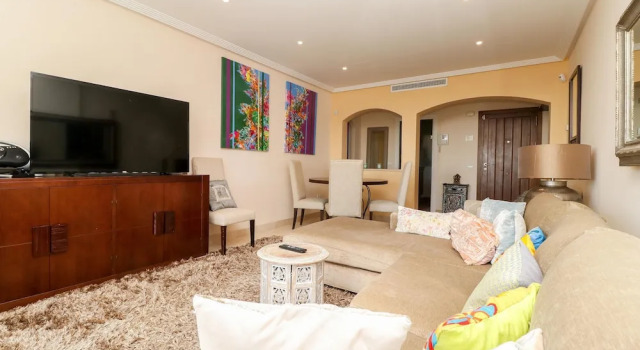 Los Robles - 3BR Penthouse With Spectacular Panoramic Views in Benahavis, Забронировать Отель Отели Бенаавис с парковкой, Парковка
