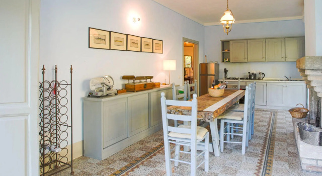 Completely renovated former farmhouse with infinity pool, Prenota Villa Ville a Lazio, Villa