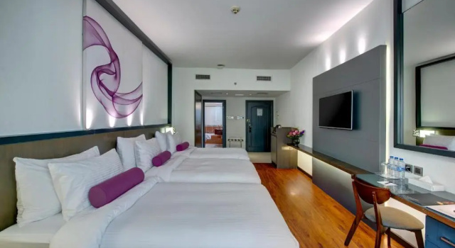 Трёхместный номер семейный Executive Howard Johnson Plaza by Wyndham Dubai Deira