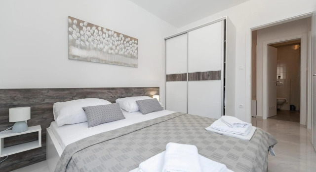 Villa Star 2 a centrally located ap. with a pool, Забронировать Вилла Коттеджи Новалья, Коттедж