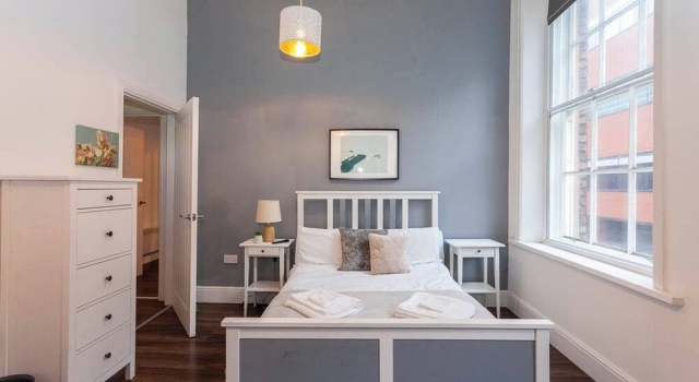 Spacious 2BR -liverpool Central - Walk to Royal Dock, Nightlife & Train Station, Забронировать Апартаменты/квартира Апартаменты Ливерпуля, рядом с Harold Cohen Library, Апартаменты/квартира