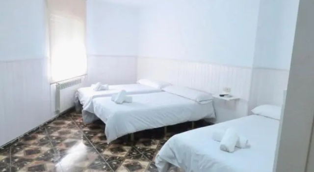 Трёхместный номер Standard Hostal Jaufil