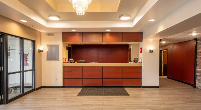Red Roof Inn & Suites Indianapolis Airport, Prenota Hotel Hotel a Indiana con parcheggio, Parcheggio