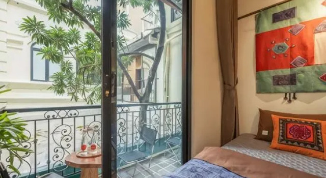 Suite con balcone e con vista sulla strada Hotel Alam Sutra