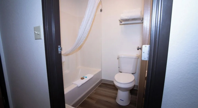 Двухместный люкс Alliance Hotel & Suites, a Howard Johnson by Wyndham