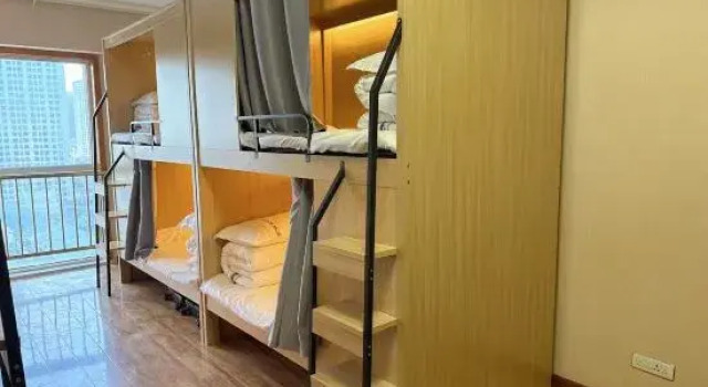 Кровать в общем номере (мужской номер) Xining Xuntu Hostel (Haidu Wanda Plaza)
