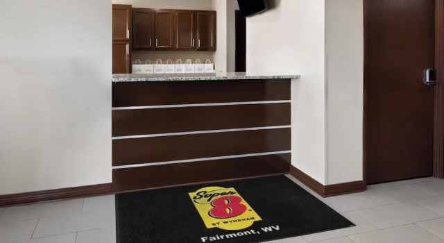 Super 8 Motel - Fairmont, Buchen Sie Motel White Hall 