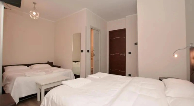 Трёхместный номер Comfort с балконом Hotel & Apartments " Perpoin "