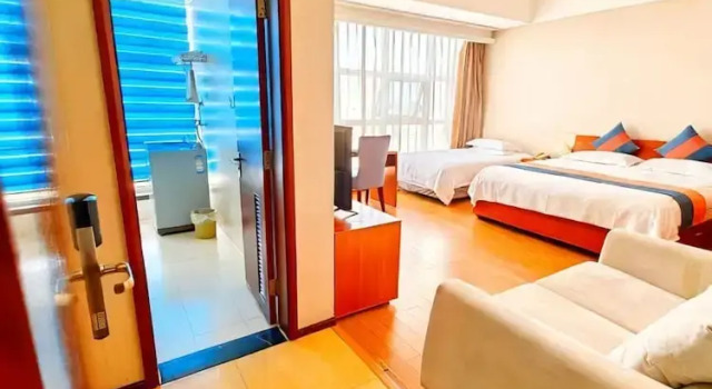 Трёхместный номер Comfort East King Business Hotel