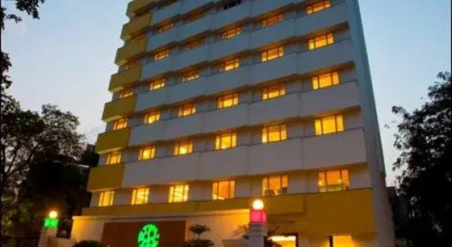 Кровать в общем номере Lemon Tree Hotel, Ahmedabad
