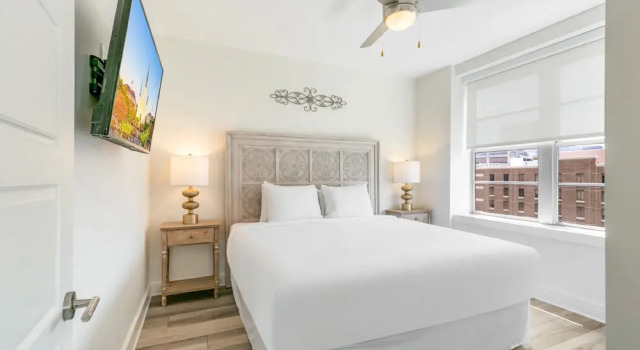 Luxury 4 bedroom Condo Short Walk to Bourbon Street, Забронировать Отель Отели Нового Орлеана 4 звезды, рядом с Armstrong Park, 4*