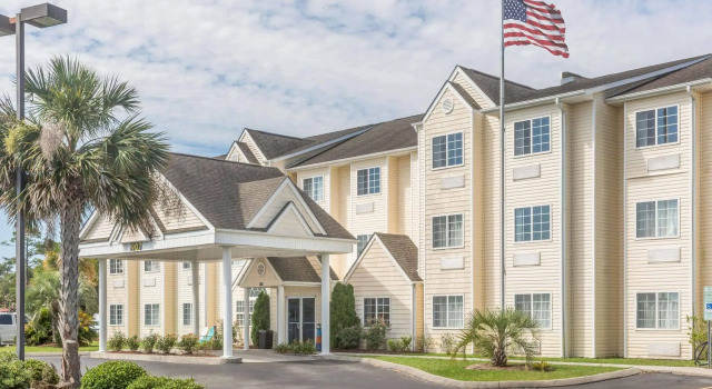 Microtel Inn & Suites by Wyndham Carolina Beach, Забронировать Отель Отели Каролина-бич с парковкой, рядом с Пляж Каролина, Парковка