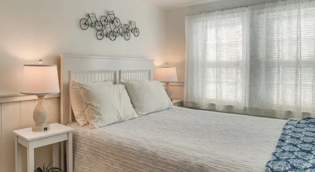 Steps to Eats & Craigville Beach! Cape Cod Cottage, Book Feriehus Centerville Cape Cod
