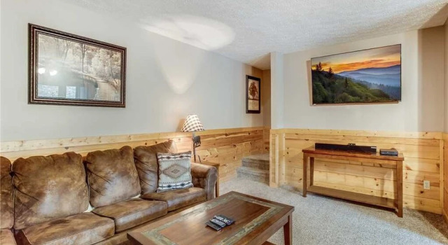 Mountain Elegance 2 Bedroom Home with Hot Tub
