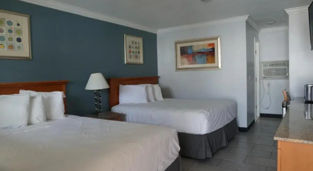 Четырёхместный номер Standard с видом на бассейн Sunrise Inn