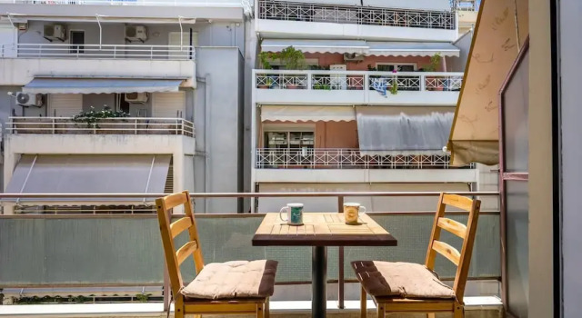 Апартаменты Sunny 1-bedroom Apt 10 Min Walk to Acropolis