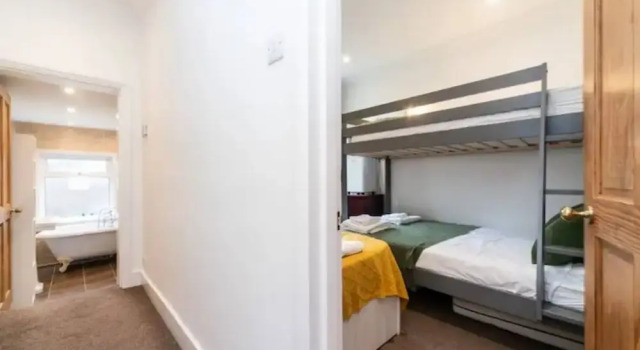 Коттедж Charming Period Home Near Surbiton With Garden