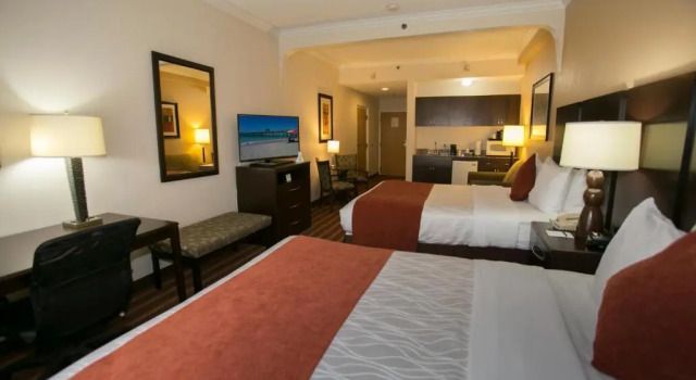 Четырёхместный люкс Deluxe Best Western Plus Ambassador Suites