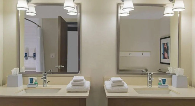 Полулюкс Four Points by Sheraton Midland