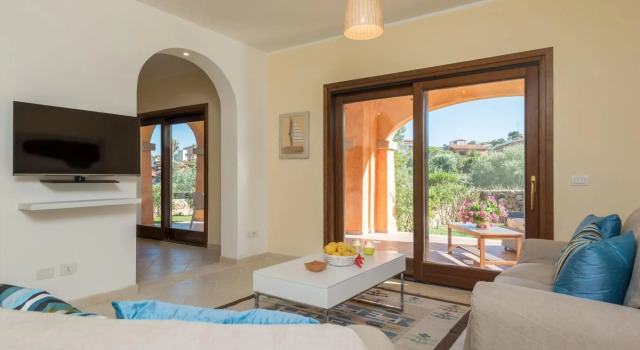 It consists of 4 bedrooms (1 double and one with twin beds, 1 double with also a single bed, one dou-PERLACEA 16