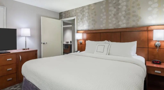 Doppel Suite 1 Schlafzimmer mit Balkon Courtyard Mobile