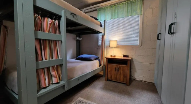 Кровать в общем номере (женский номер) Inn the Clouds Hostel & Inn
