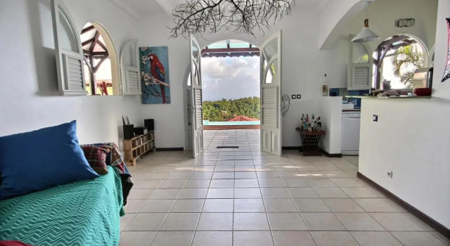 Villa Palmier rouge : 3 ch, piscine à débordement, vue mer et végétation, Varaa Villa Mökit kohteessa Fort-de-France, Mökki