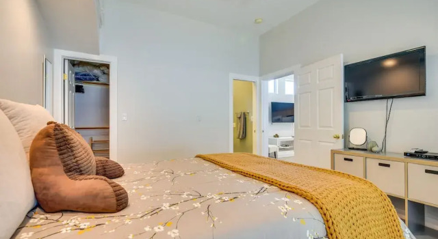 Luxe Pasadena Casita w/ Fireplace & Grill, Забронировать Дом для отпуска Пасадена Большой Лос-Анджелес