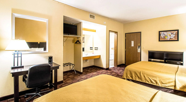 Четырёхместный номер Standard Econo Lodge Watertown