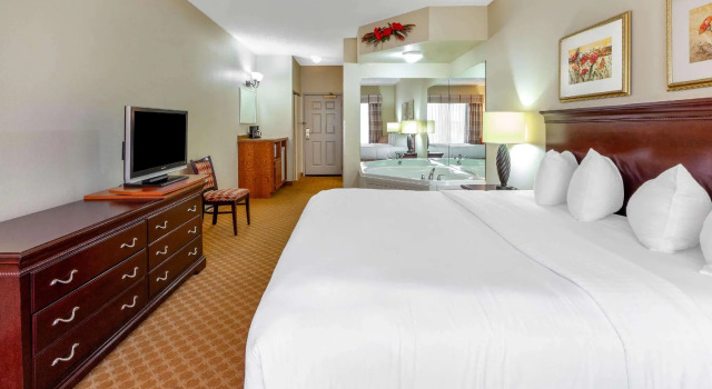 Двухместный номер Deluxe Days Inn by Wyndham Iron Mountain
