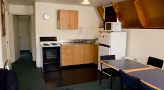 Кровать в общем номере с 6 комнатами Mountain Chalets Motel