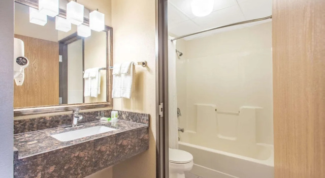 Четырёхместный номер Standard AmericInn by Wyndham West Salem
