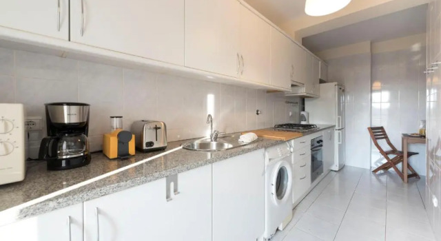 LovelyStay - Homey Feeling Flat w/ Free Parking, Забронировать Отель Лорделу-ду-Ору-и-Масарелуш Порту, рядом с Издательство Porto Editora