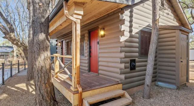 Timber Lodge Cabin 21, Varaa Lomakoti Hotellit Colorado Springs uima-altaalla, Uima-allas