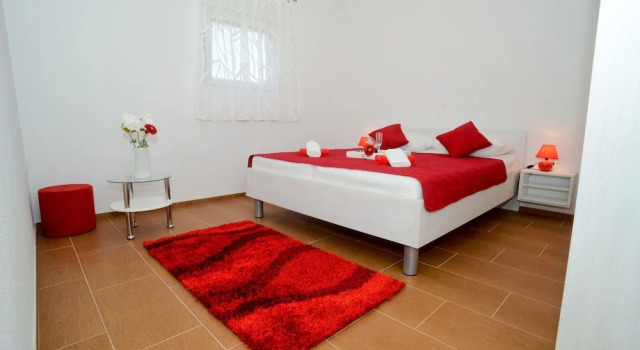 Апартаменты с балконом и с видом на сад Apartments Julijana