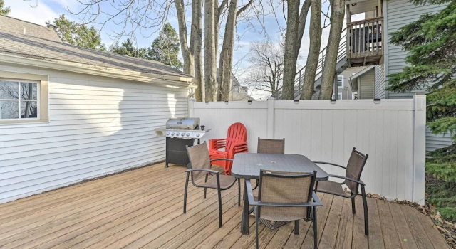 Коттедж с 3 комнатами с балконом All-season Grand Haven Getaway With Deck!