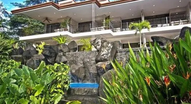 Четырёхместный люкс с балконом Pumilio Mountain & Ocean Hotel