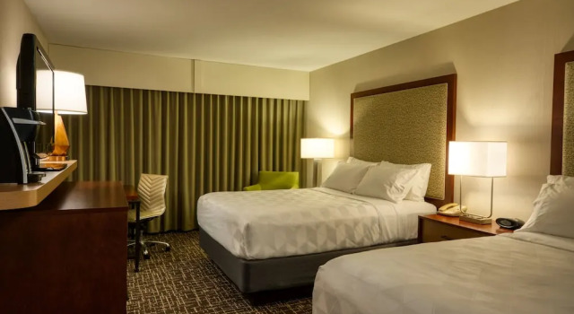 Четырёхместный номер Standard с красивым видом из окна Holiday Inn Hotel & Suites Minneapolis-Lakeville by IHG