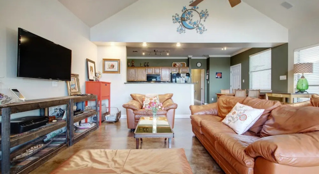4BR 2.5BA The Lodge on Walnut Creek by RedAwning, Забронировать Отель Остин Greater Austin
