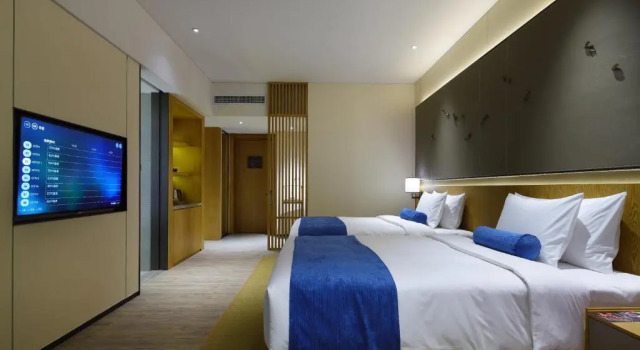 Двухместный номер Standard с балконом Crowne Plaza Nanchang Wanli by IHG