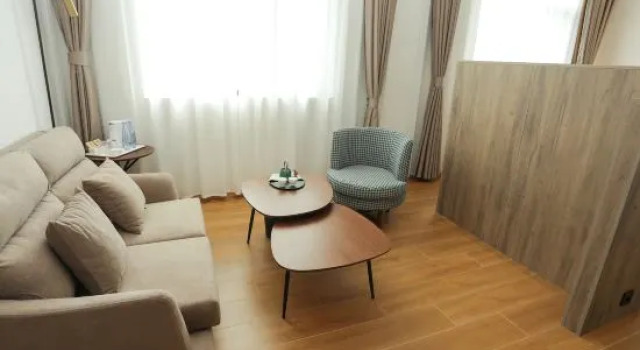 Люкс Weiwan Hotel (Xinzheng Henan Institute of Industry and Trade Shawoli Subway Station)