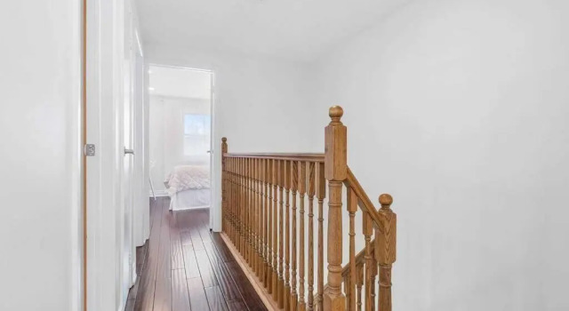 Апартаменты с 3 комнатами Modern main floor 3-bdrm apt backing onto a park