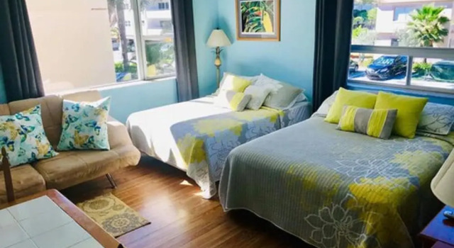 Четырёхместный номер Standard с балконом Ebb Tide Resort