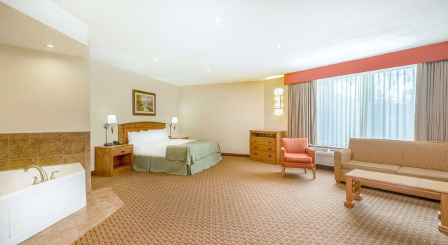 Ramada Tropics Resort & Conf Center by Wyndham Des Moines, Varaa Lomakeskus Des Moines Iowa