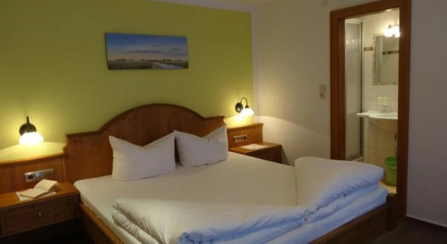 Gästehaus Schneeberger, Rezerwuj Hotel Hotele w Tyrol z parkingiem, Parking