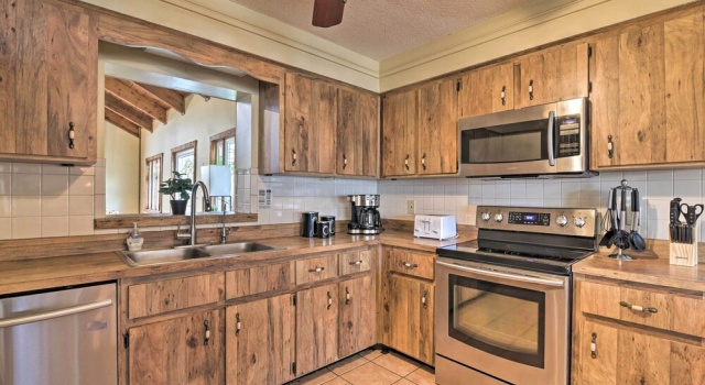 Коттедж Grand Valrico Home w/ Deck, Fire Pit & Yard!