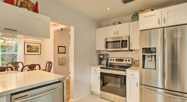 Коттедж West Palm Beach Bungalow w/ Shared Backyard