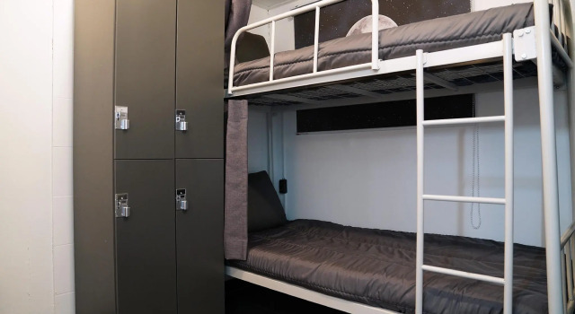 Кровать в общем номере Apollo Guesthouse