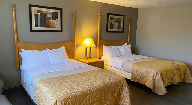 Четырёхместный номер Standard Clarion Hotel DuBois